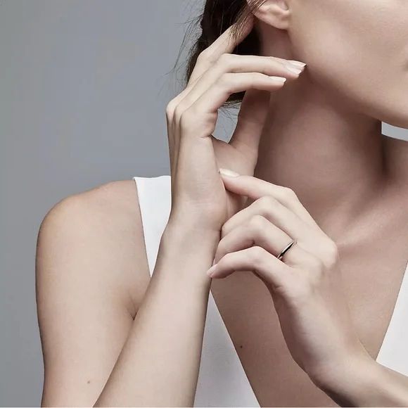 Tiffany&Co. Platinum Tiffany Wedding Band - Picture 3 of 11